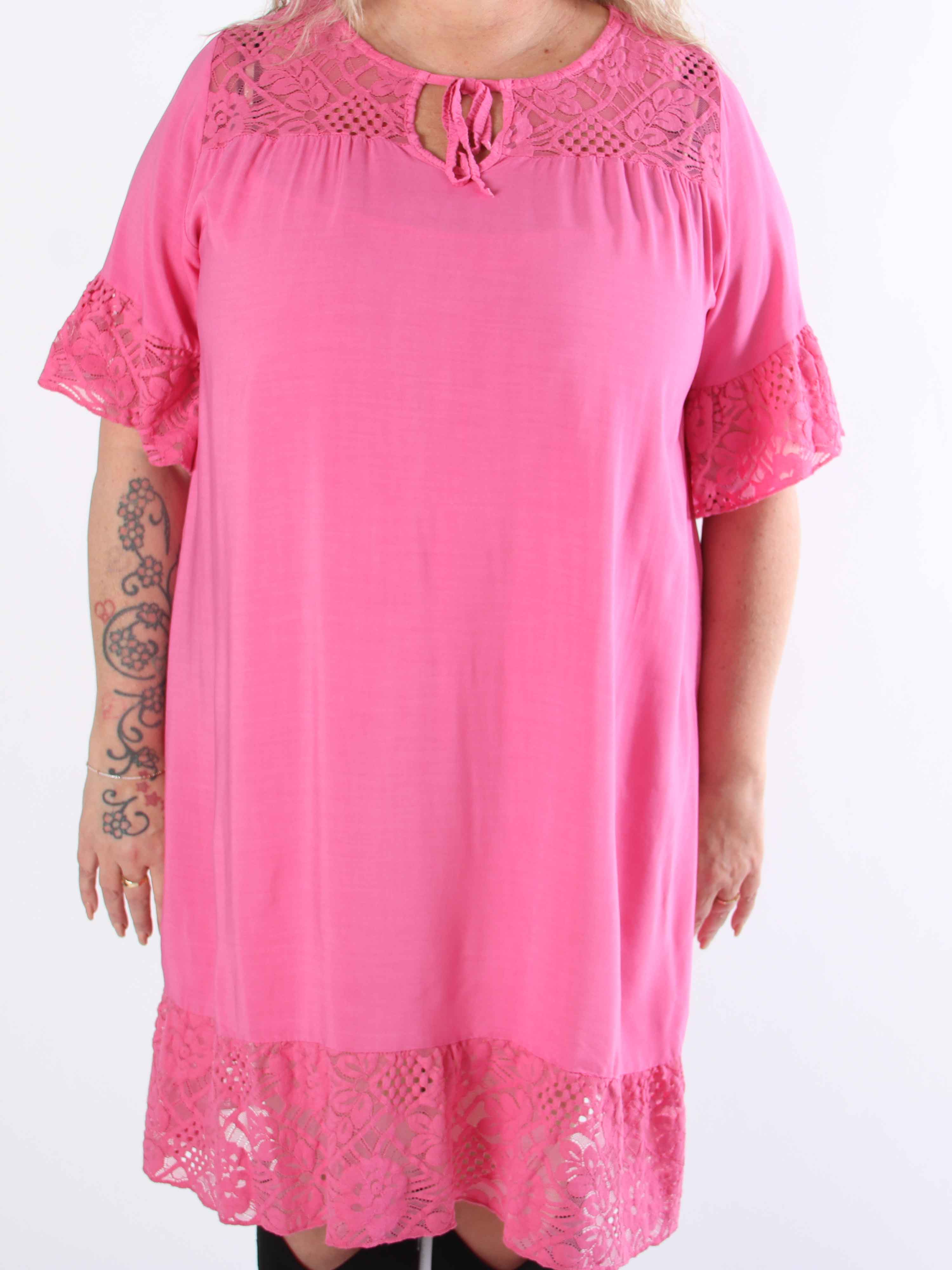 Floriza - Söt plus size-klänning i viskos med spetskant